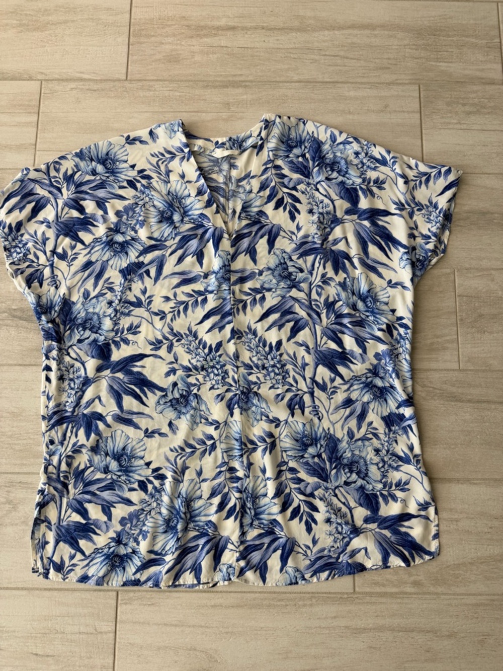 H&M Beach Cover Up White V-Neck with Blue Floral Print Size M